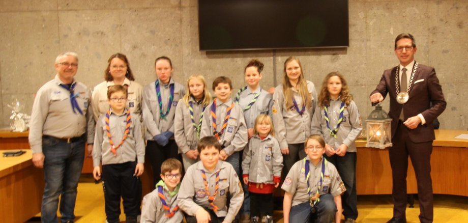 Das Bild zeigt die Rehauer Pfadfinder bei der Übergabe des Friedenslichts an den Bürgermeister Michael Abraham