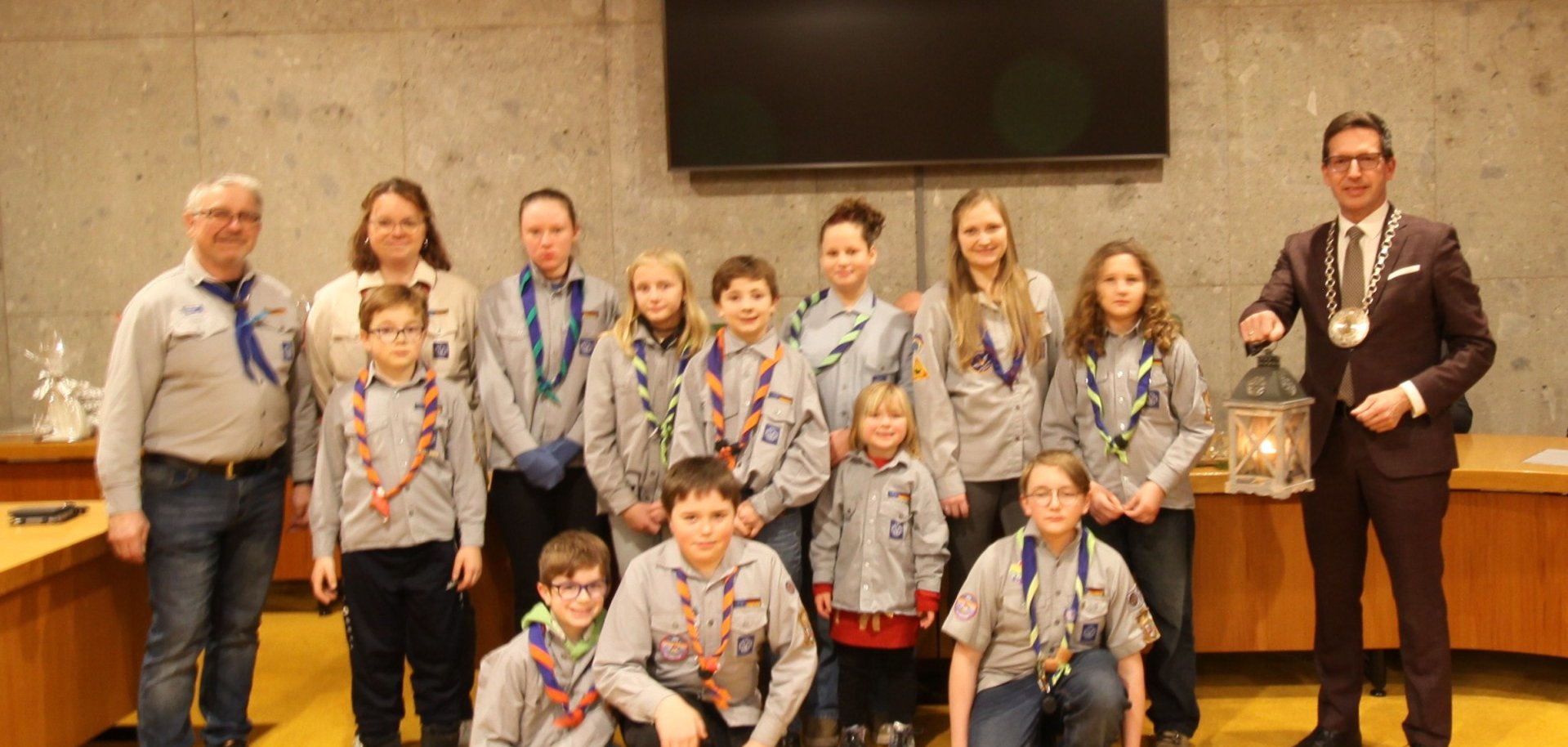 Das Bild zeigt die Rehauer Pfadfinder bei der Übergabe des Friedenslichts an den Bürgermeister Michael Abraham