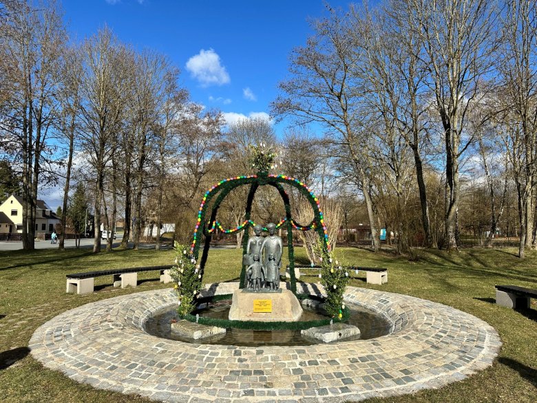 Auf dem Bild ist ein Osterbrunnen zu sehen.