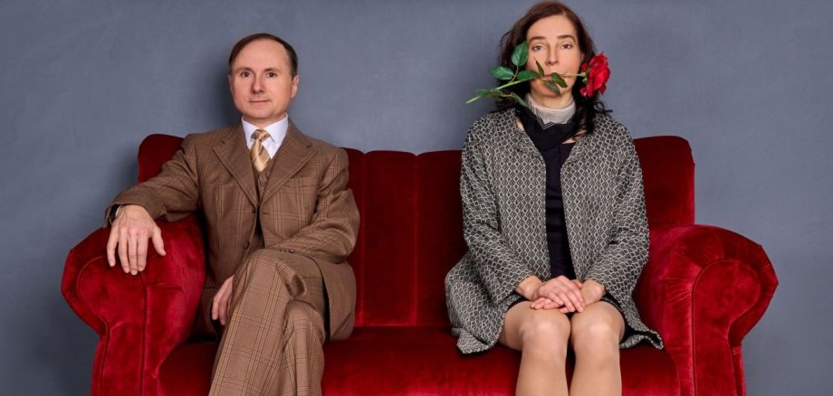 Christoph Ackermann und Silvia Ferstl sitzen auf einer roten Couch