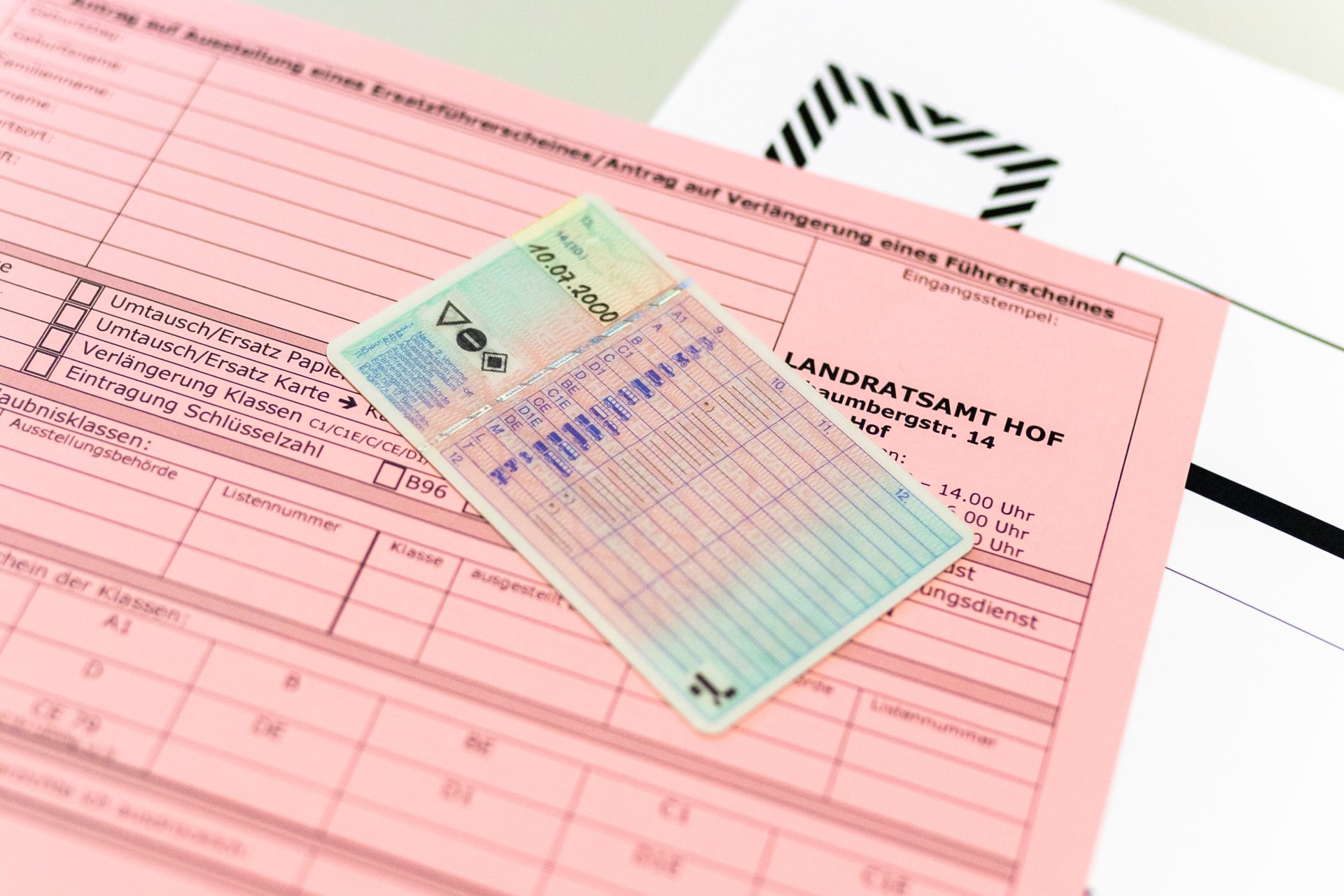 Das Bild zeigt Unterlagen und einen Führerschein