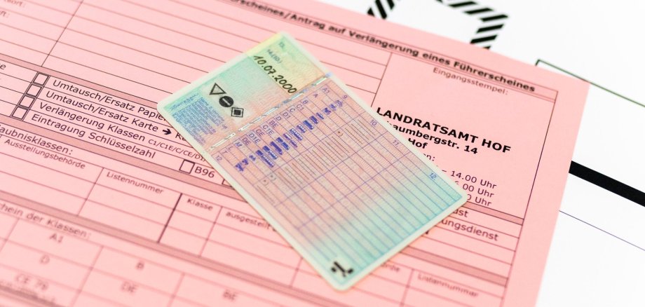 Das Bild zeigt Unterlagen und einen Führerschein
