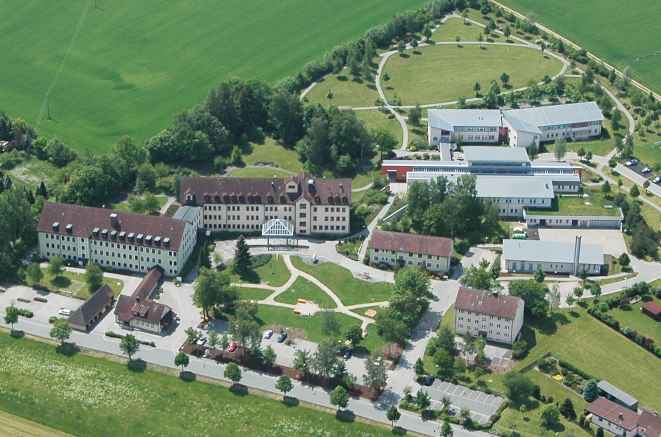 Das Bild zeigt eine Luftaufnahme der Bezirksklinik Rehau.