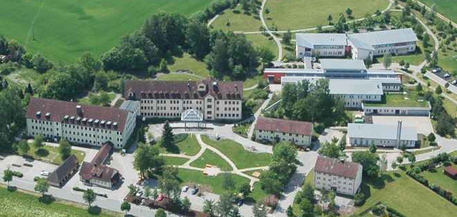 Das Bild zeigt eine Luftaufnahme der Bezirksklinik Rehau.