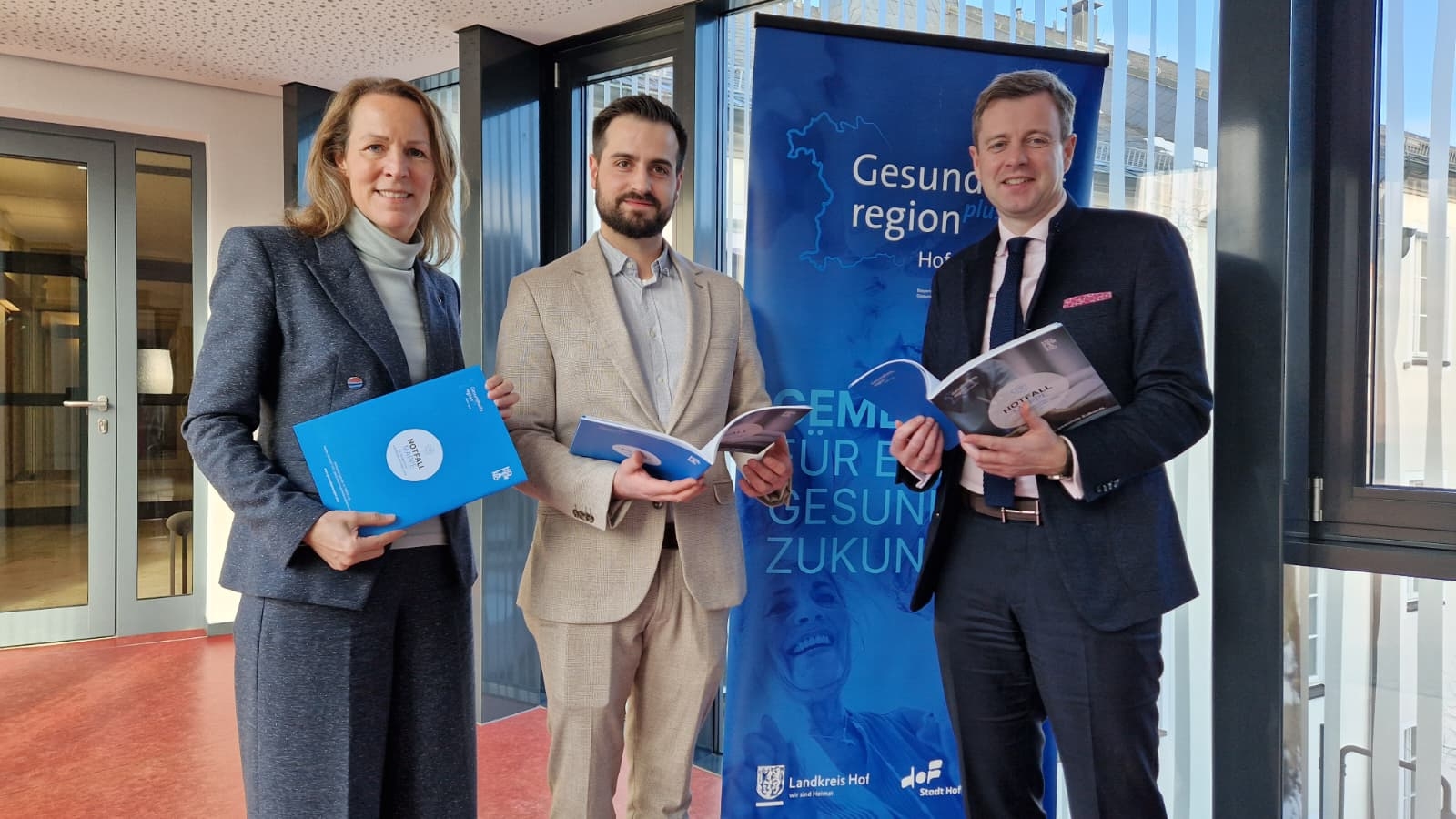 Das Bild zeigt den Landrat Bär, Hofs OB Döhlau und Herrn Basedow bei der Übergabe der Notfallmappe des Hofer Lands