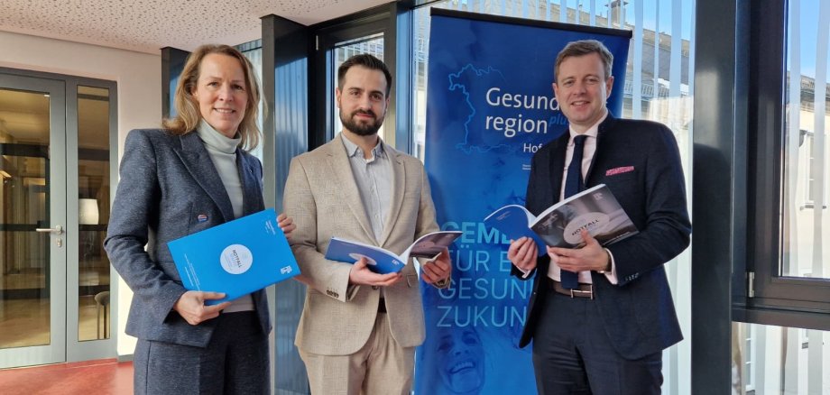 Das Bild zeigt den Landrat Bär, Hofs OB Döhlau und Herrn Basedow bei der Übergabe der Notfallmappe des Hofer Lands