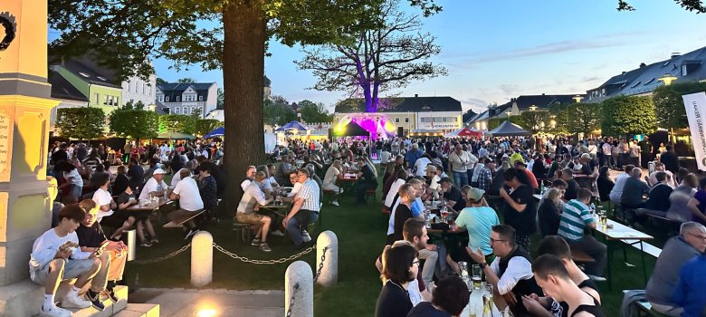 Auf dem Bild ist der Maxplatz zum Rehauer Bierfestival zu sehen.
