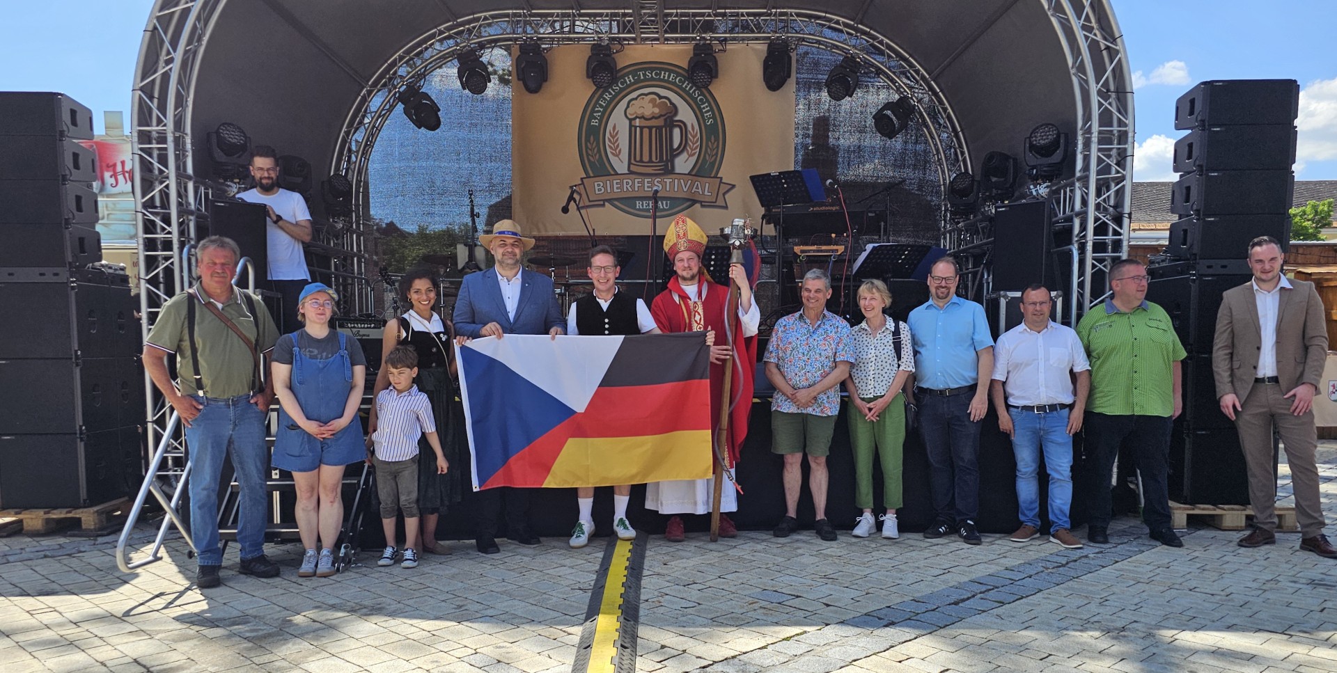 Auf dem Bild ist die Eröffnung des Bierfestivals durch den Rehauer Bürgermeister zu sehen.