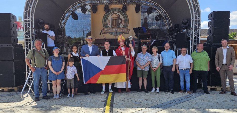 Auf dem Bild ist die Eröffnung des Bierfestivals durch den Rehauer Bürgermeister zu sehen.