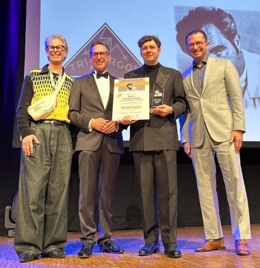 Auf dem Bild sind von links nach rechts auf der Bühne des Festsaals der Freiheitshalle Hof zu sehen: Thorsten Schaumann von den Hofer Filmtagen, Erster Bürgermeister Michael Abraham, der diesjährige Hans-Vogt-Filmpreisträger Christian Friedel sowie Michael Maurer, der stellvertretende Vorstandsvorsitzende der Sparkasse Hochfranken.