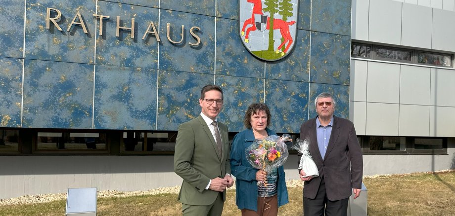 Das Bild zeigt Harald Steiner, der den Ehrenpreis des Bürgermeisters entgegengenommen hat, neben seiner Frau Renate und Bürgermeister Michael Abraham.