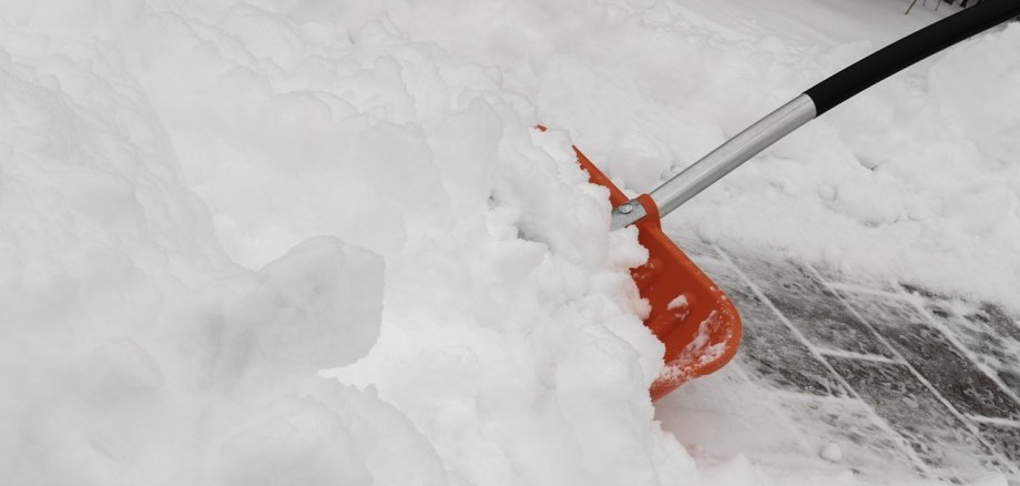 Das Bild zeigt Schnee und einen Schneeschorer