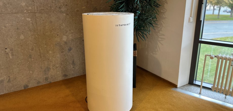 Im Bild ist ein weißer VITAPOINT 3000 Luftreiniger zu sehen, der sich im Sitzungssaal des Rathauses Rehau befindet.