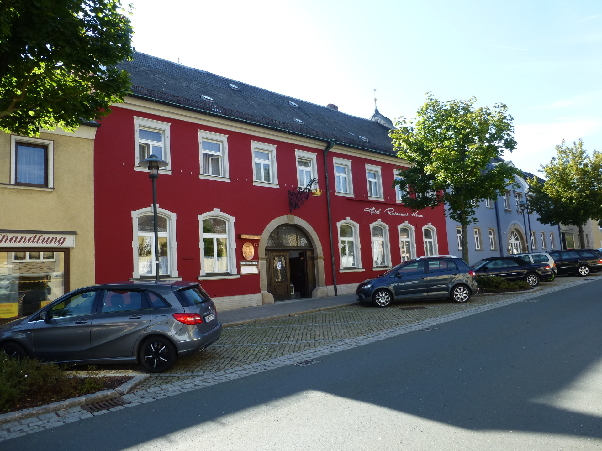 Das Bild zeigt die Fassade des Hotels und Restaurants Krone in der Friedrich-Ebert-Straße in Rehau.