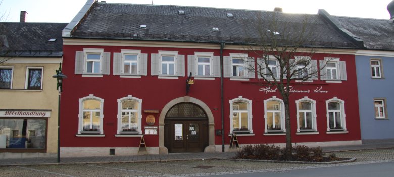 Das Bild zeigt die Fassade des Hotels und Restaurants Krone in der Friedrich-Ebert-Straße in Rehau.