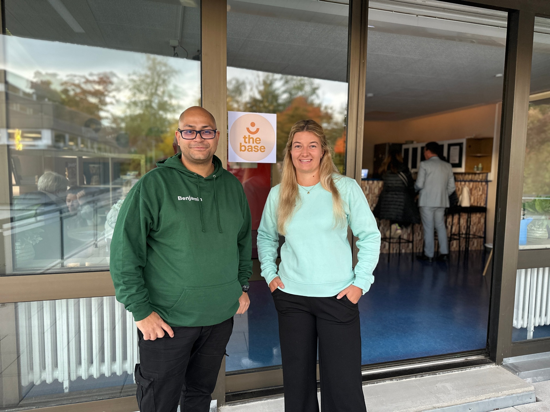 Das Bild zeigt das neue Team des Jugendzentrums, Celine Schwarze (rechts) und Benjamin Amosse (links).