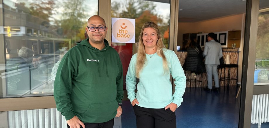 Das Bild zeigt das neue Team des Jugendzentrums, Celine Schwarze (rechts) und Benjamin Amosse (links).