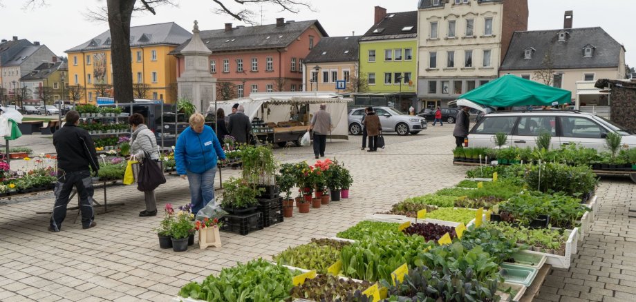 Auf dem Bild ist der Rehauer Wochenmarkt zu sehen.
