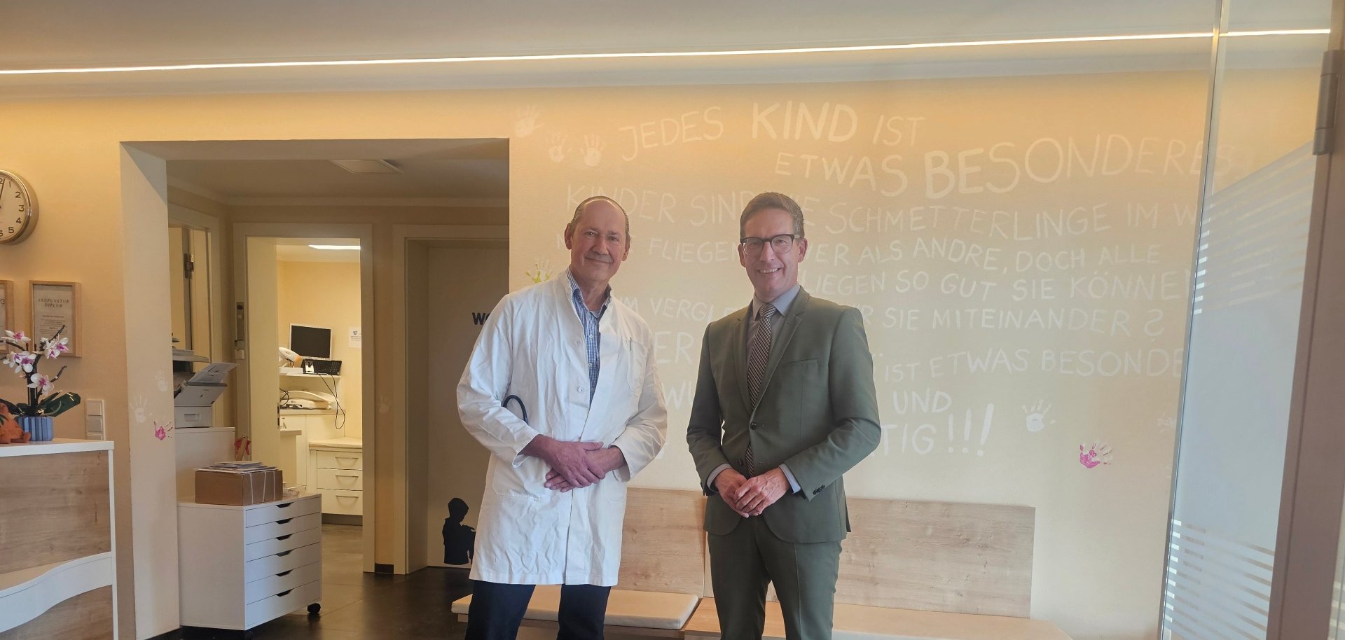 Das Bild zeigt den neuen Kinderarzt in Rehau Dr. Daffner und Bürgermeister Abraham.