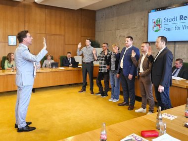 Das Bild zeigt die Vereidigung der neuen Stadtratsmitglieder im Großen Sitzungssaal des Rathauses Rehau.