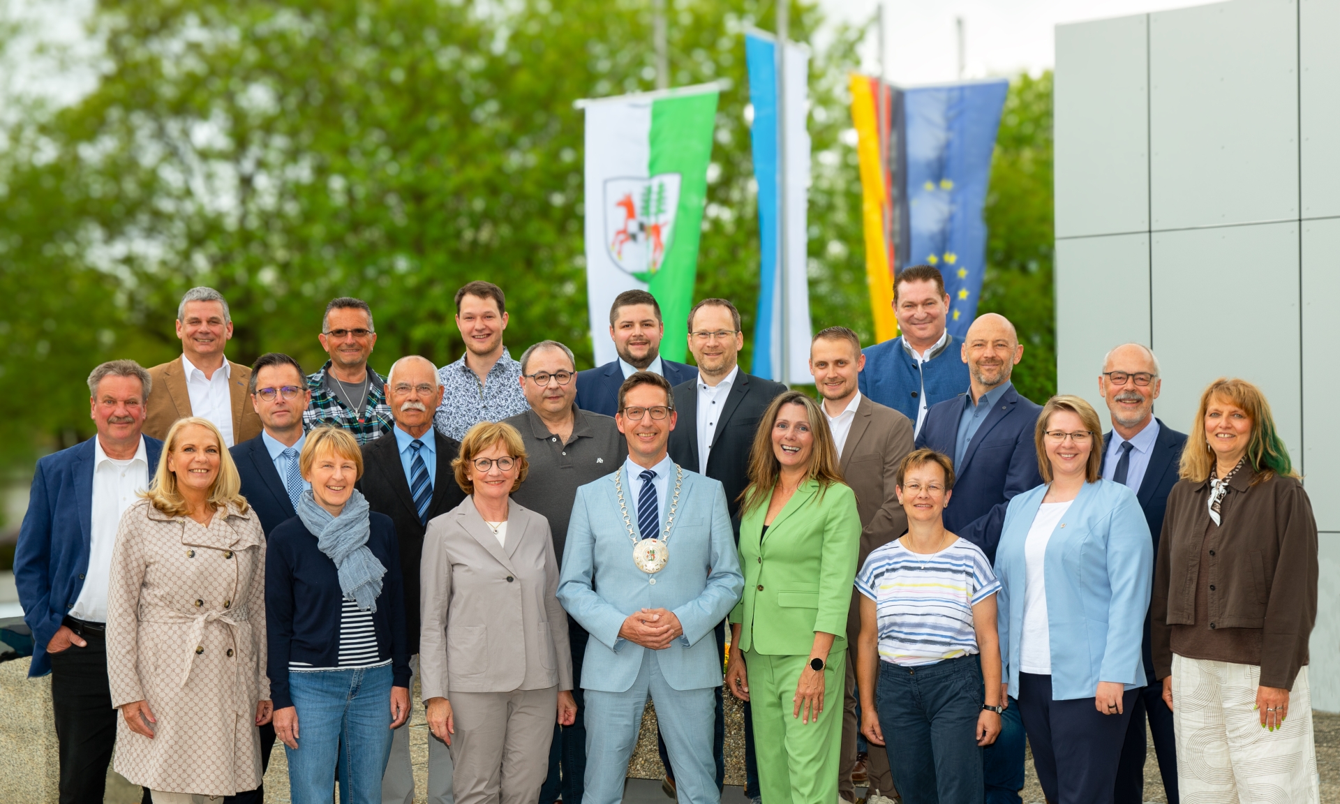 Das Bild zeigt alle Mitglieder des Rehauer Stadtrats 2026-2032 vor dem Rathaus Rehau.
