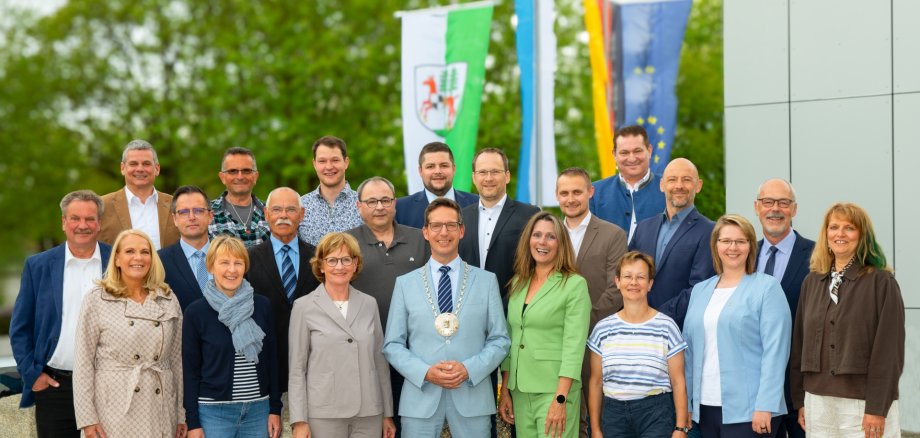 Das Bild zeigt alle Mitglieder des Rehauer Stadtrats 2026-2032 vor dem Rathaus Rehau.