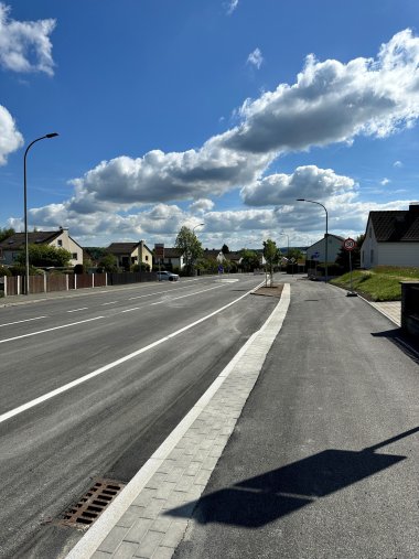 Das Bild zeigt den neu gestalteten Bereich der B289/Berliner Allee auf Höhe der Bezirksklinik in Rehau.