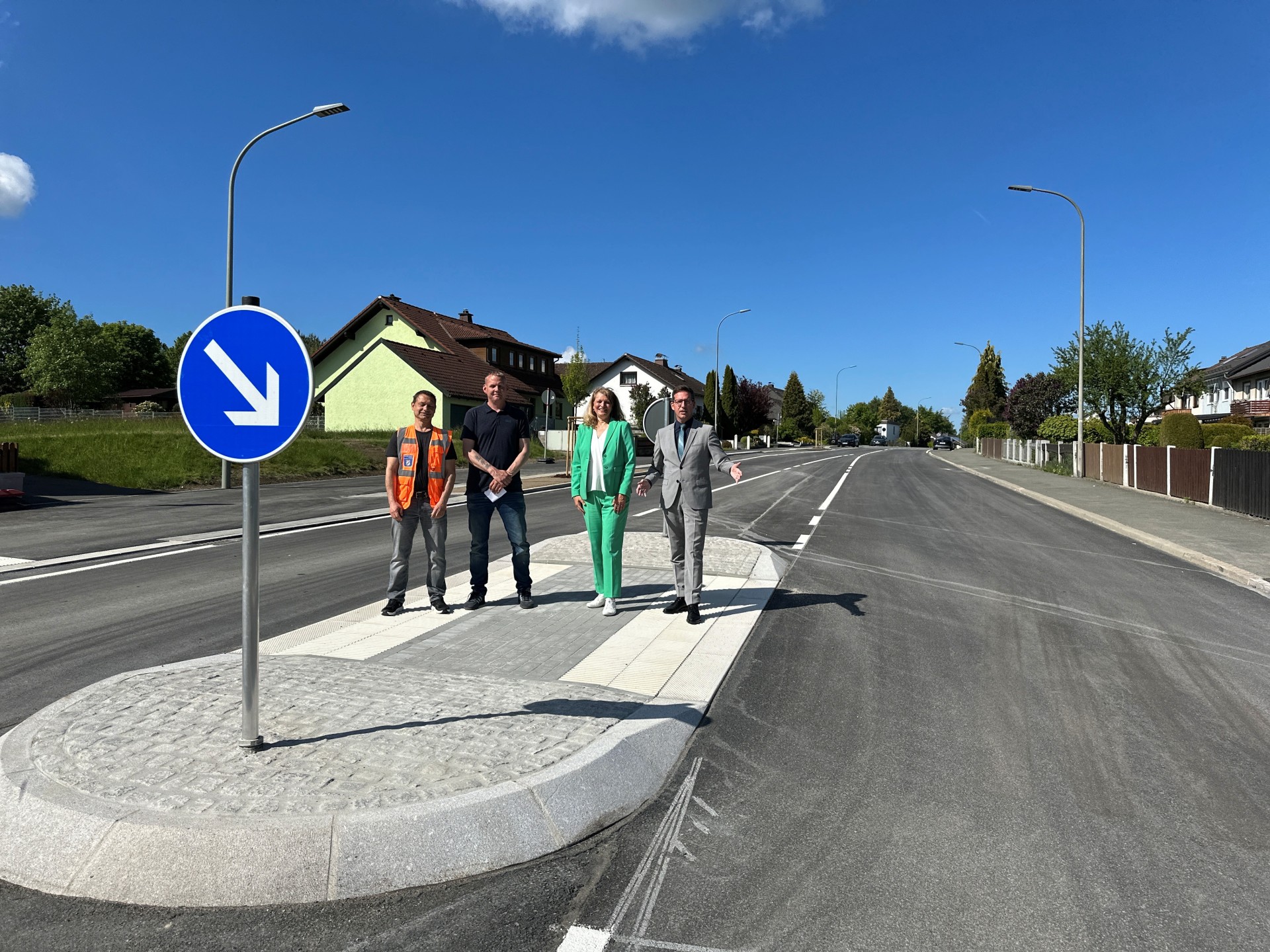 Bert Neuber (Staatliches Bauamt Bayreuth), Alexander Zirbs (Bauamt der Stadt Rehau), 2. Bürgermeisterin Alexandra Prüfer und 1. Bürgermeister Michael Abraham bei der gemeinsamen Ortsbegehung auf der neu geschaffenen Verkehrsinsel an der Kreuzung Berliner Allee/Fohrenreuther Straße.