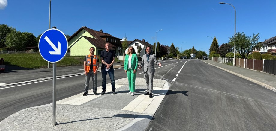 Bert Neuber (Staatliches Bauamt Bayreuth), Alexander Zirbs (Bauamt der Stadt Rehau), 2. Bürgermeisterin Alexandra Prüfer und 1. Bürgermeister Michael Abraham bei der gemeinsamen Ortsbegehung auf der neu geschaffenen Verkehrsinsel an der Kreuzung Berliner Allee/Fohrenreuther Straße.