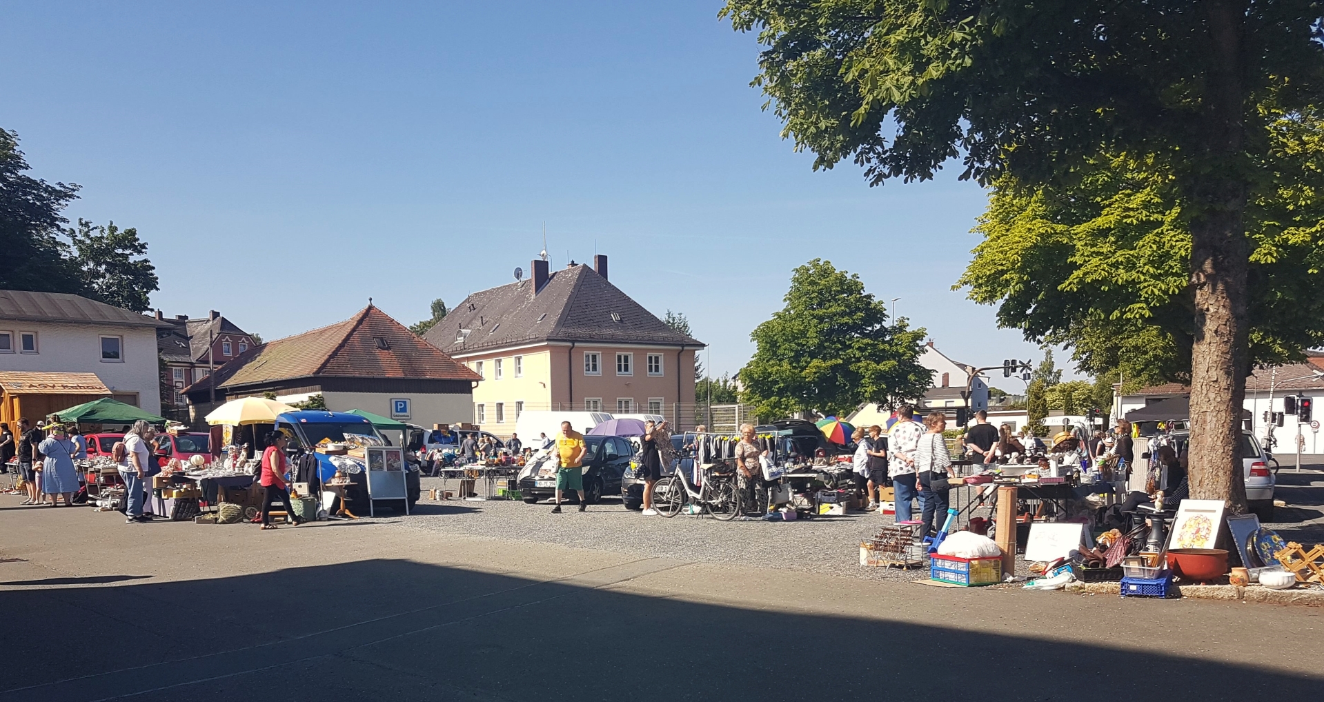 Flohmarkt am Schützenhausplatz Blick vom Schützenhaus in Richtung Jahnstraße auf dem mit Flohmarkt-Ständen besetzten Parkplatz und Besucher.