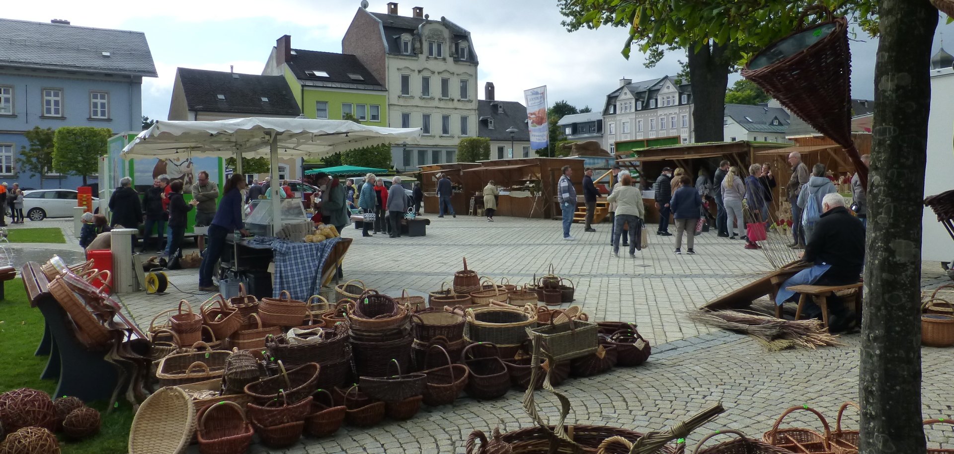 Das Bild zeigt eine vergangene Marktveranstaltung auf dem Maxplatz in Rehau.