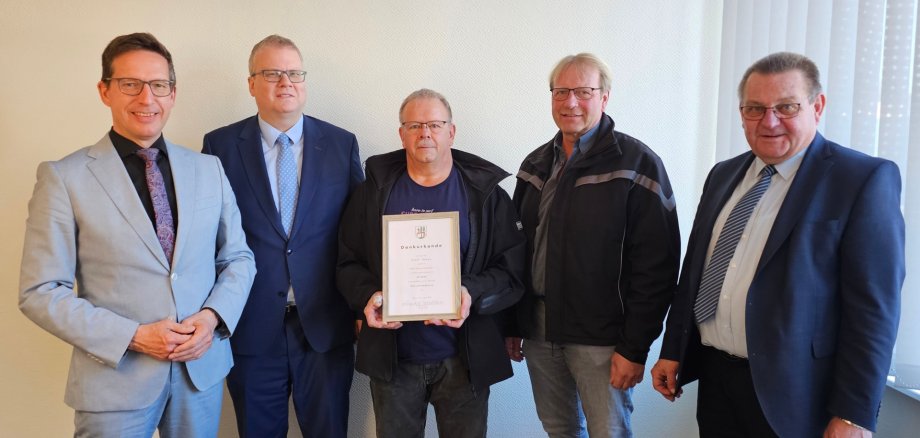 Das Bild zeigt von links: 1. Bürgermeister Michael Abraham, Personalratsvorsitzenden Frank Rameckers, Jubilar Martin Häußinger, Bauhofleiter Mathias Winterling sowie Hauptamtsleiter Hans-Peter Zeeh im Besprechungszimmer des 1. Bürgermeisters.