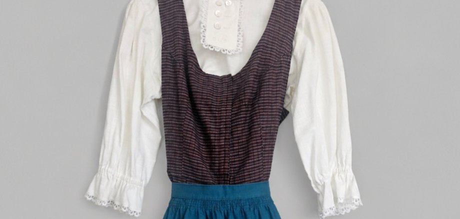 Auf dem Bild ist eine alte Rehauer Tracht zu sehen.