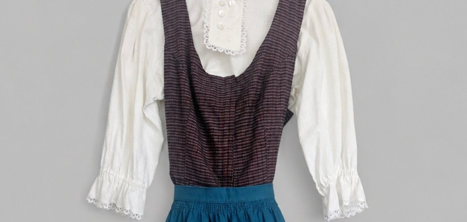 Auf dem Bild ist eine alte Rehauer Tracht zu sehen.