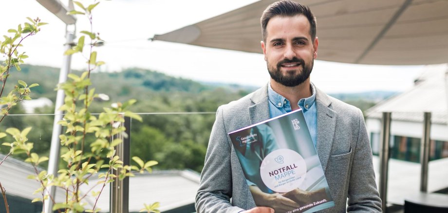 Simon Basedow, Geschäftsstellenleiter der Gesundheitsregion Plus Hofer Land, freut sich, dass die stark nachgefragte Notfallmappe dank Spendenmitteln nochmals nachgedruckt werden konnte
