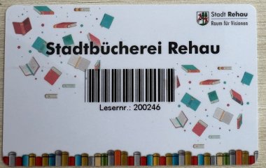 Das Bild zeigt ein Muster der neuen Bücherei-Ausweise in Scheckkarten-Form.