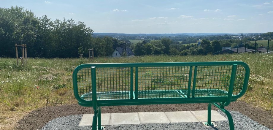 Das Bild zeigt eine grüne Bank mit toller Aussicht in Heinersberg.