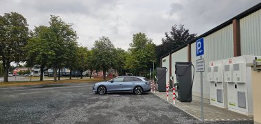 Auf dem Bild sind die neuen E-Ladesäulen vor dem TC Heim in Rehau zu sehen. Im Hintergrund sieht man das Rathaus.