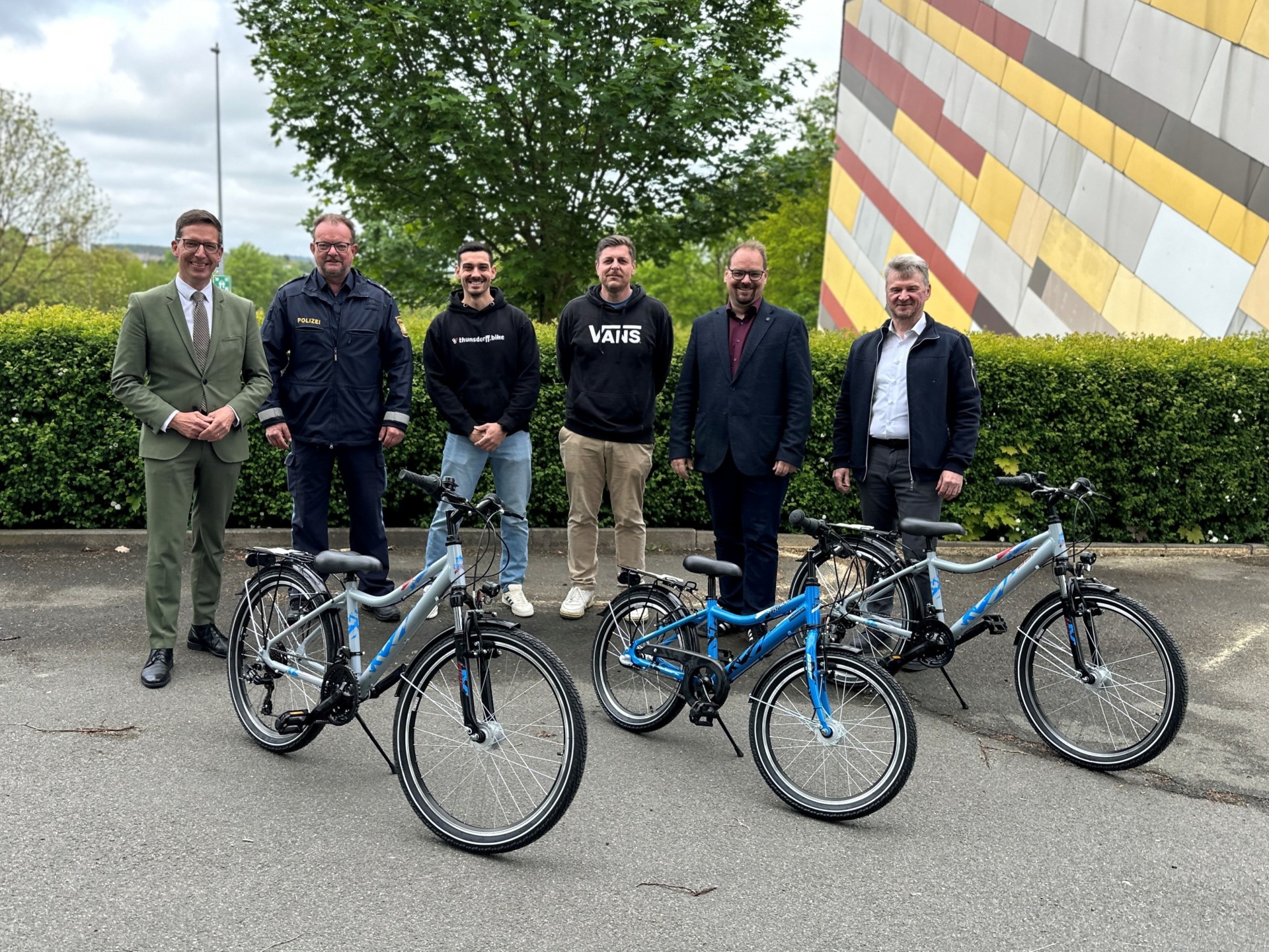 Bürgermeister Michael Abraham links neben Polizeihauptkommissar Klaus Müller, Robby Busnelli (Inhaber thunsdorff.bike), Dominik Fuchs (2. Vorsitzender des Fördervereins der Gutenbergschule), Jürgen Schnabel (Bürgermeister der Gemeinde Regnitzlosau) und Stefan Gottwald (Regionalleiter VR Bank).