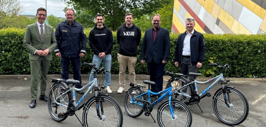 Bürgermeister Michael Abraham links neben Polizeihauptkommissar Klaus Müller, Robby Busnelli (Inhaber thunsdorff.bike), Dominik Fuchs (2. Vorsitzender des Fördervereins der Gutenbergschule), Jürgen Schnabel (Bürgermeister der Gemeinde Regnitzlosau) und Stefan Gottwald (Regionalleiter VR Bank).