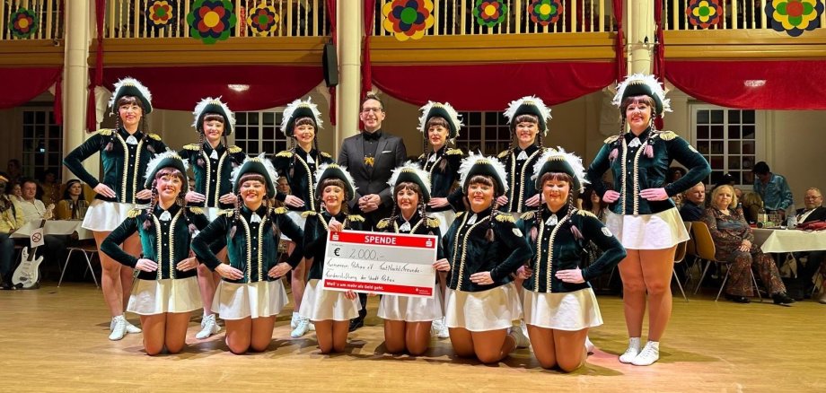 Das Bild zeigt die Mitglieder der Prinzengarde des TV Rehau 1884 e.V. in ihren neuen Gardekostümen. In der Mitte Bürgermeister Michael Abraham und der Scheck der Förderstiftung der Stadt Rehau.