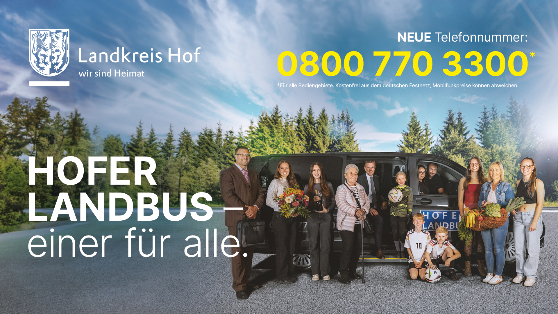 Das Bild zeigt den Flyer des Hofer Landbusses. Im Hintergrund ist der Hofer Landbus und einige Fahrgäste zu sehen, im Vordergrund die Telefonnummer sowie weitere Informationen zum Angebot.