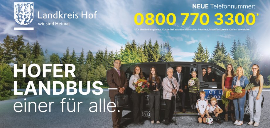 Das Bild zeigt den Flyer des Hofer Landbusses. Im Hintergrund ist der Hofer Landbus und einige Fahrgäste zu sehen, im Vordergrund die Telefonnummer sowie weitere Informationen zum Angebot.