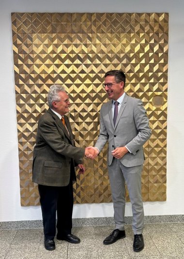 Das Bild zeigt Helmut Kaufmann beim Handschlag mit 1. Bürgermeister Michael Abraham.