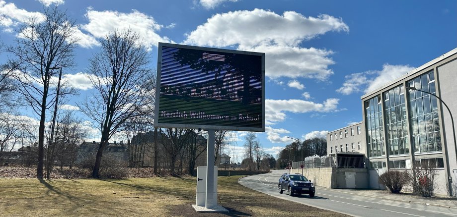 Das Bild zeigt die neuen LED-Wand an der Regnitzlosauer Straße in Rehau.