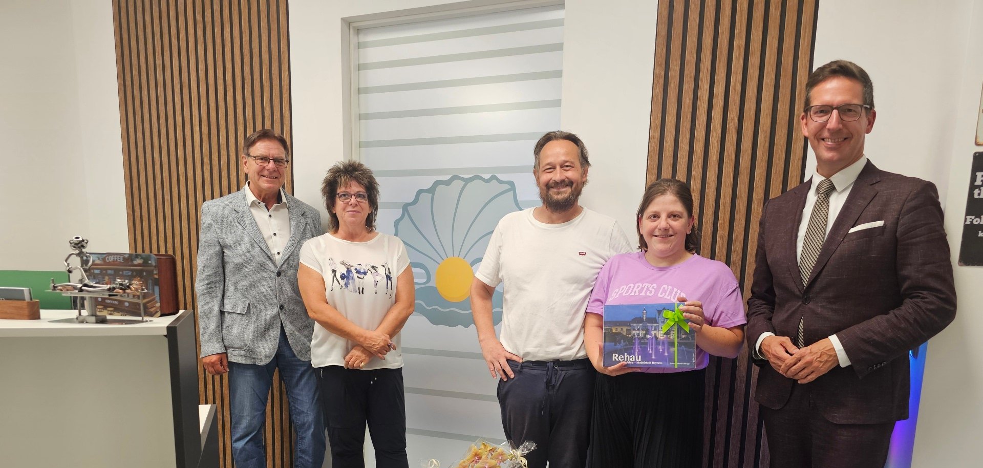 Auf dem Bild sind die Praxisinhaber Nadine Först, Domenic Kleinlein und Bürgermeister Michael Abraham zu sehen.