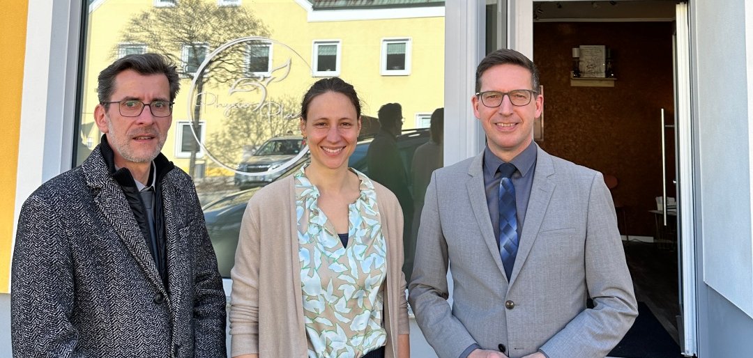 Das Foto zeigt die Inhaberin der neuen Physiotherapiepraxis "PhysioPlant" in Rehau neben Wirtschaftsförderer Bernd Köppel und 1. Bürgermeister Michael Abraham.