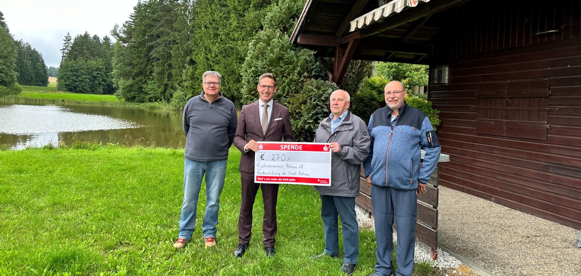 Das Bild zeigt von links: Jürgen Pohlner (2. Vorstand des Fischereivereins Rehau), Bürgermeister Michael Abraham, Horst Laduch (1. Vorstand des Fischereivereins Rehau) sowie Jürgen Gerbeth (Kassier und Schriftführer des Fischereivereins Rehau) mit dem obligatorischen Sparkassen-Scheck der Förderstiftung der Stadt Rehau über 270 €.