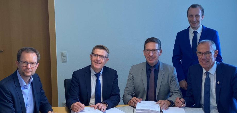 Das Bild zeigt von links Geschäftsführer von Veolia Wasser Deutschland GmbH Thomas Kühn und Thiébauld Mittelberger, 1. Bürgermeister Michael Abraham, stellvertretender Werkleiter Jan Muggenthaler und Werkleiter Ulrich Beckstein bei der Vertragsunterzeichnung Ende September in Rehau.