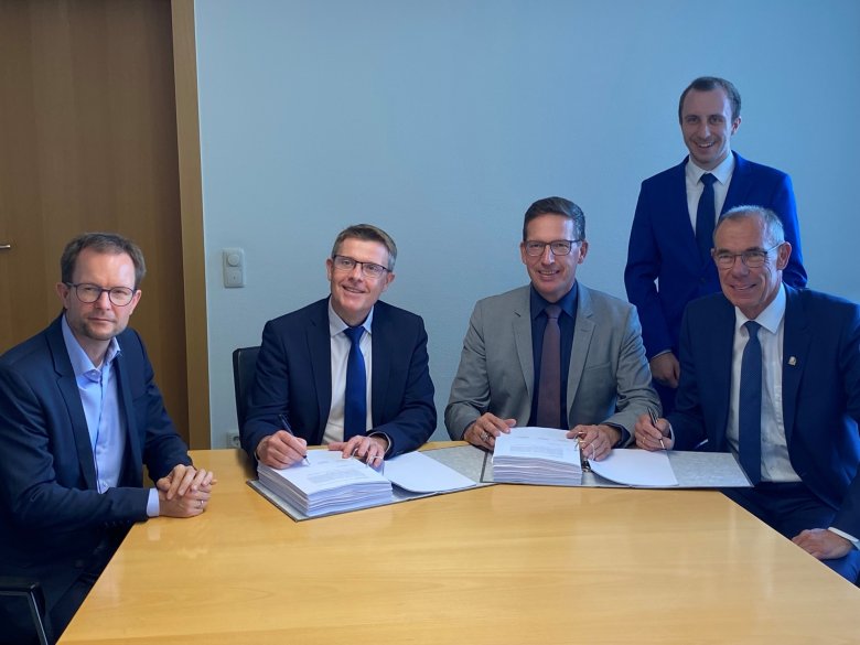 Das Bild zeigt von links Geschäftsführer von Veolia Wasser Deutschland GmbH Thomas Kühn und Thiébauld Mittelberger, 1. Bürgermeister Michael Abraham, stellvertretender Werkleiter Jan Muggenthaler und Werkleiter Ulrich Beckstein bei der Vertragsunterzeichnung Ende September in Rehau.